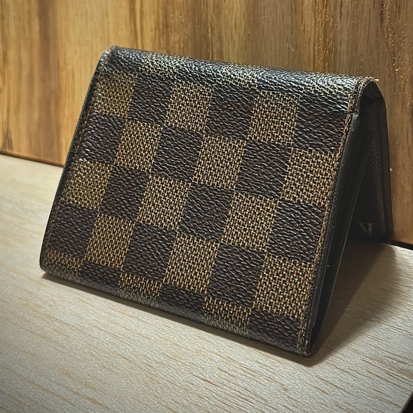 LOUIS VUITTON
Damier Ebene Business Card Holder - Picture 2 of 6